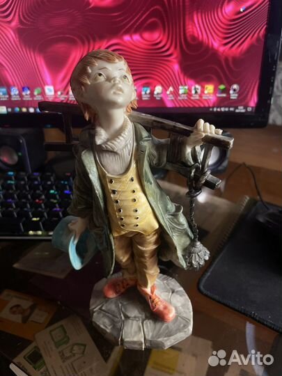 Статуэтка мальчик с лестницей