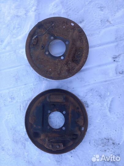 Щит опорный задний левый,правый Kia Sportage 1