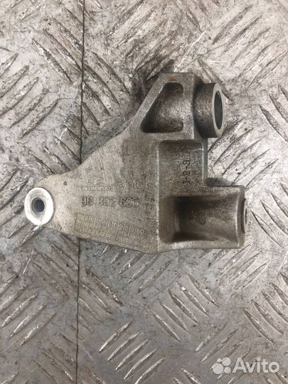 Кронштейн генератора верхний Шевроле Лачетти