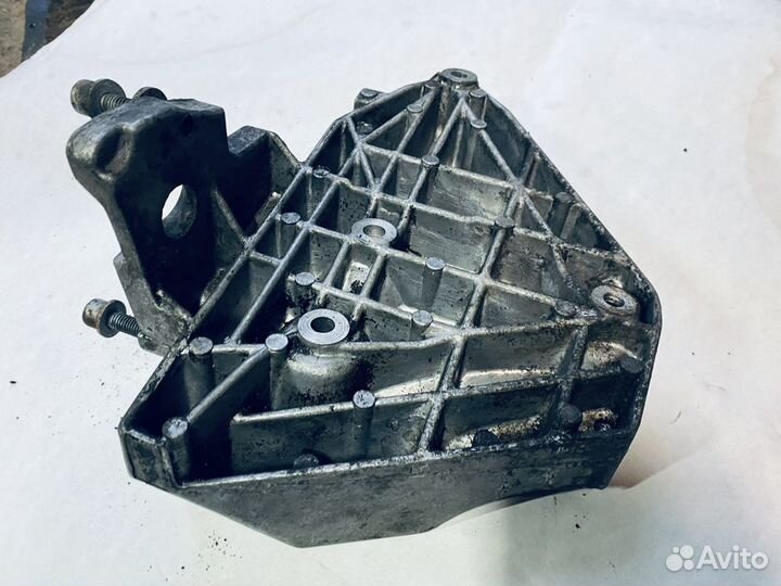 Кронштейн компрессора кондиционера VAG