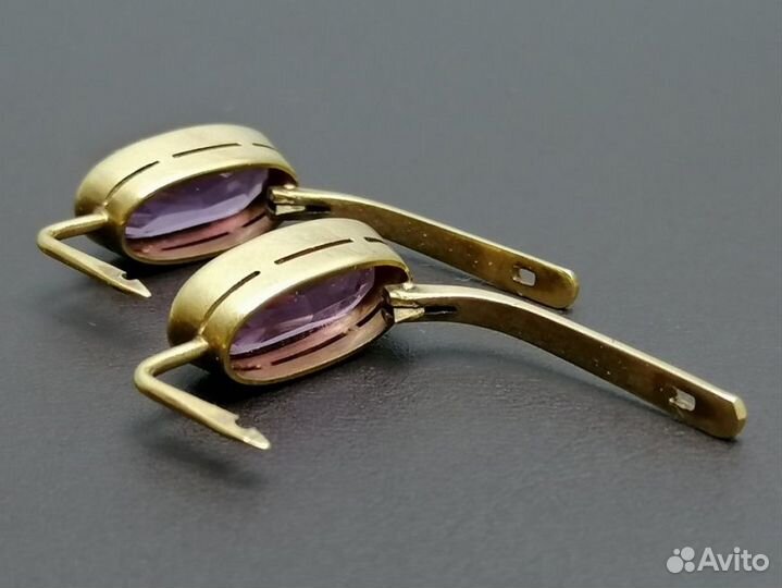 Золотые серьги 750 пробы массой 7.8 грамма