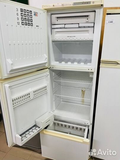 Холодильник трехкамерный Stinol