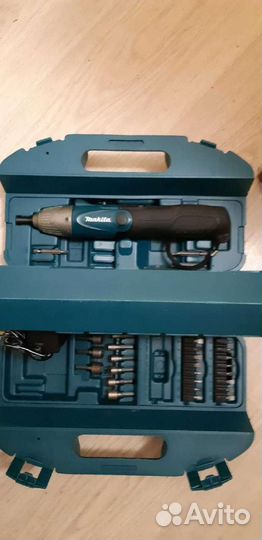 Аккумуляторная отвёртка Makita с набором 6723D