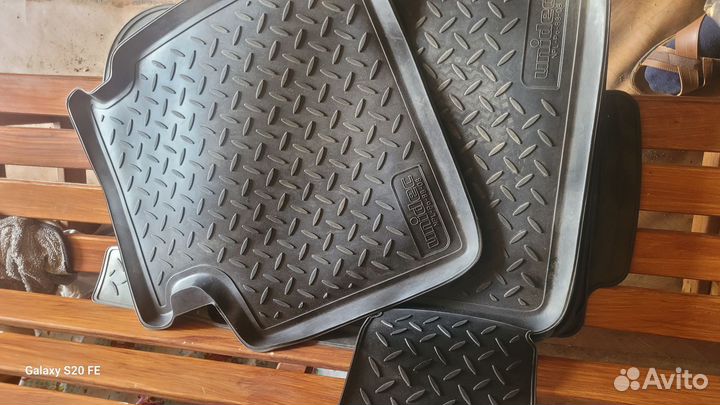 Коврики заводские.тайота камри 30,тайота авенсис 2