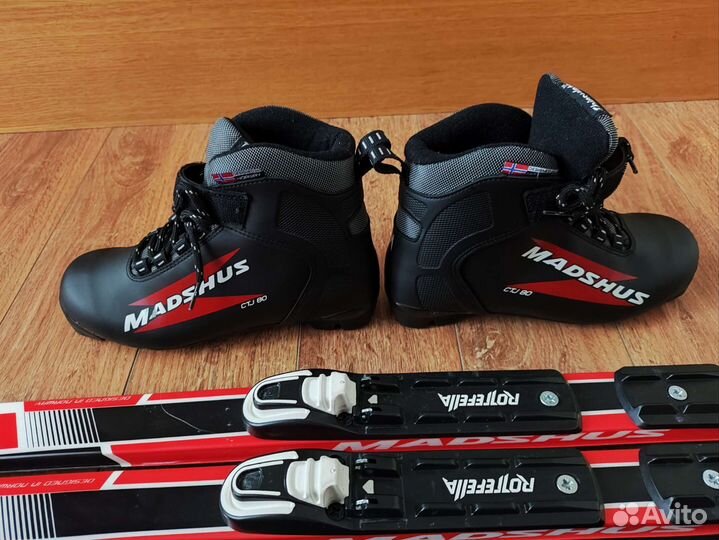 Лыжи, ботинки, лыжные палки и чехол madshus