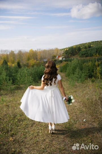 Свадебное платье с вырезом