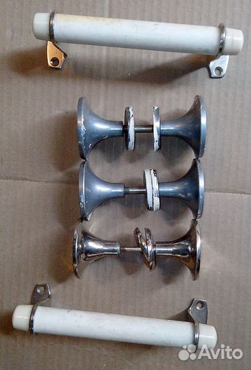 Дверь деревянная,ручки для двери