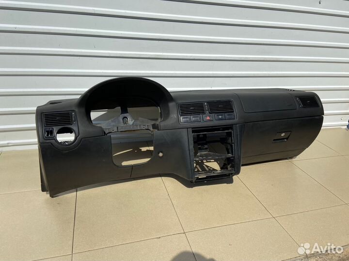 Торпедо Volkswagen Golf 4