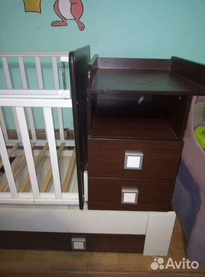 Детская кроватка с маятником и пеленальным столом