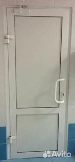 Дверь алюминиевая