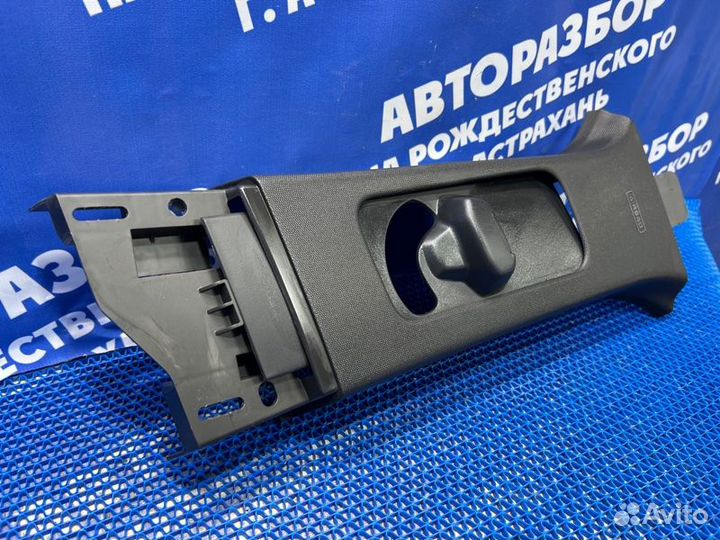 Обшивка средней стойки Ford Explorer внедорожник