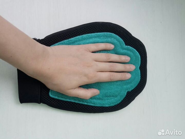 Перчатка для вычесывания шерсти