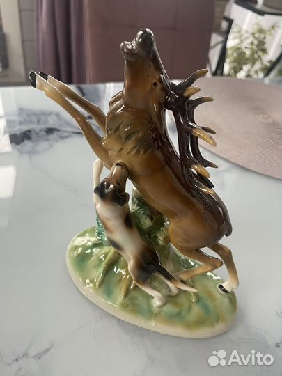 Охота на оленя фарфоровая статуэтка