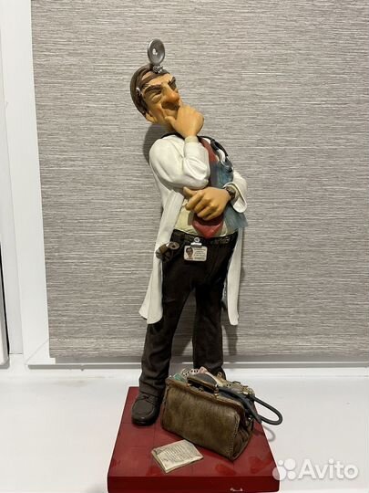 Статуэтка доктор Guillermo Forchino