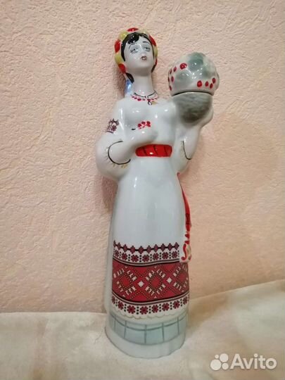 Штоф - статуэтка Украинка с калиной