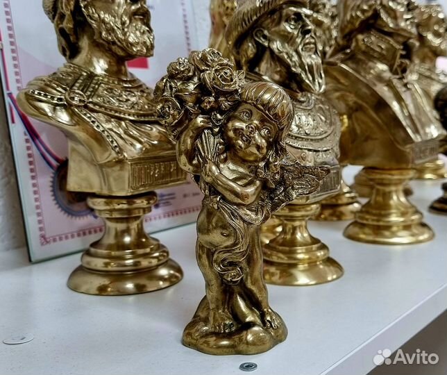 Статуэтка бронзовая «Ангелочек с букетом цветов»