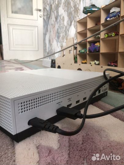 Продам Xbox one s на 1TB