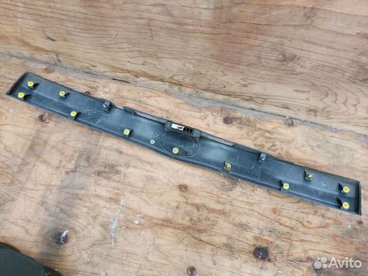 Накладка двери (крышки) багажника Toyota Prius 3