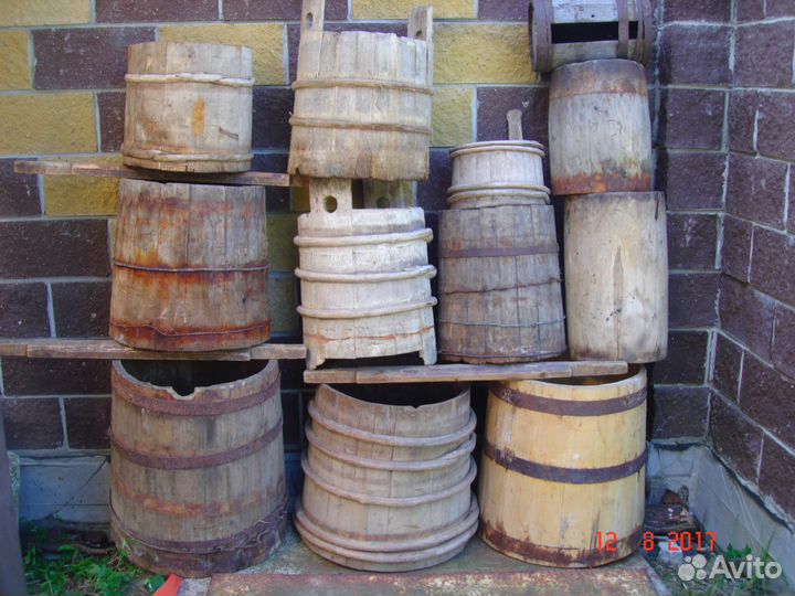 Старинные деревянные бочки, кадушки, жбаны, ведра