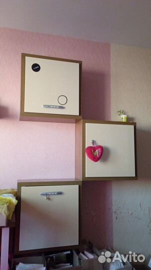 Ящики настенные и тумбочка