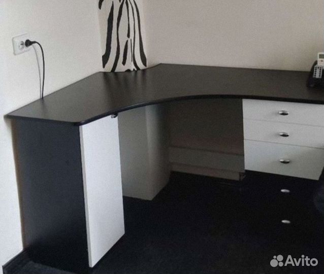 Угловой письменный стол