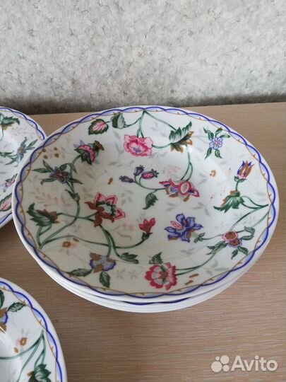 Тарелки с разным рисунком в наборе