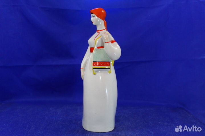 Высокая фарфоровая статуэтка Девушка из Мукачева