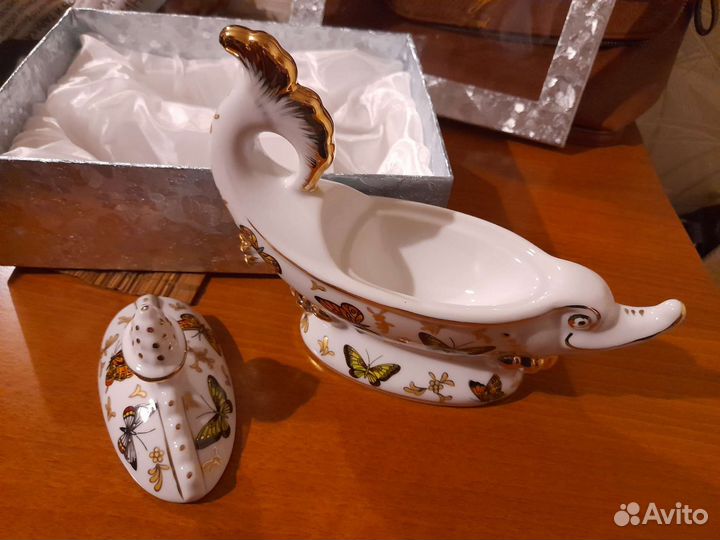 Фарфоровый набор посуды