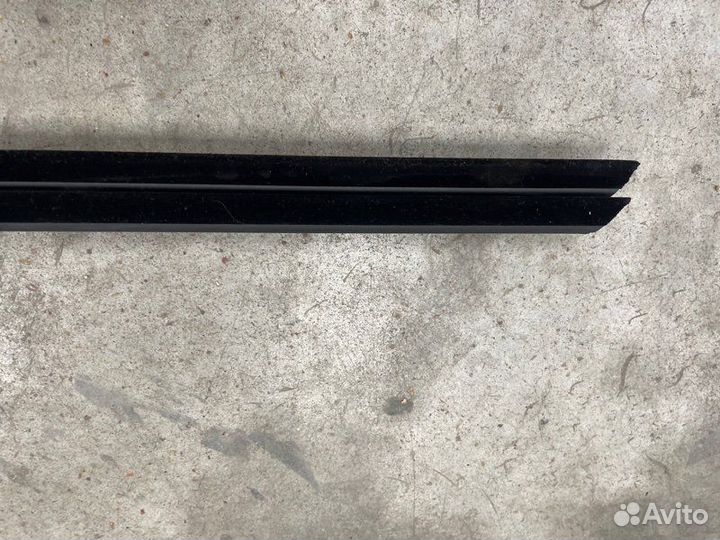 Уплотнитель стекла двери передний левый Bmw X5 G05