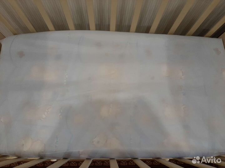 Детская кроватка с маятником