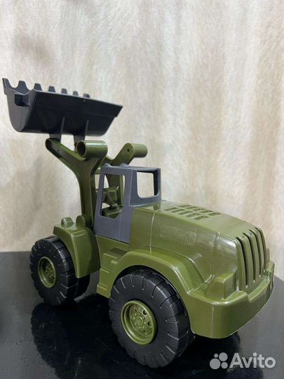 Игрушка трактор