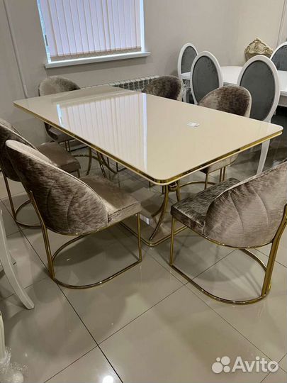 Кухонный стол и стулья