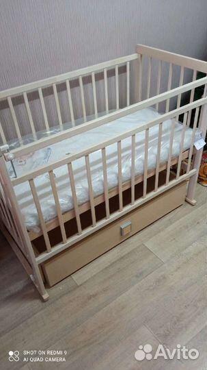 Детская кроватка с маятником и ящиком