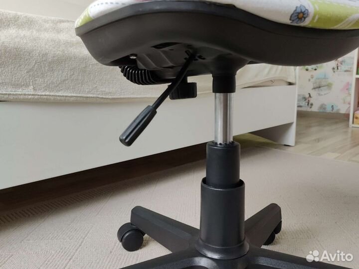 Детский стул на колесиках