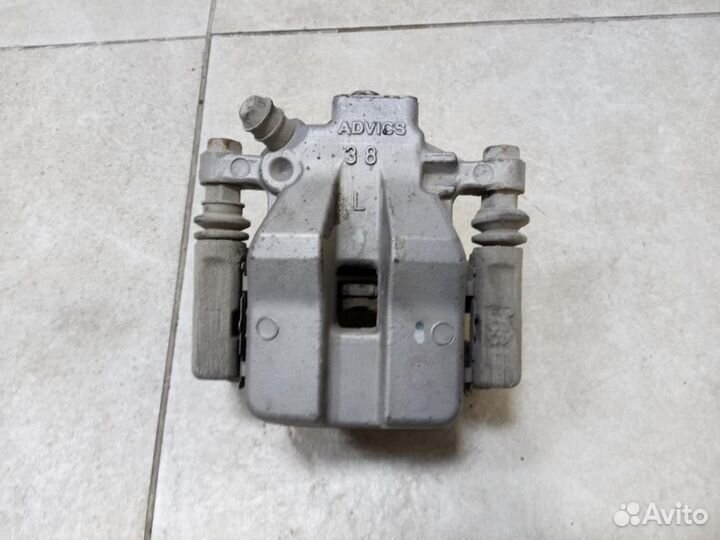 Суппорт задний левый Toyota Camry ASV50 50 55