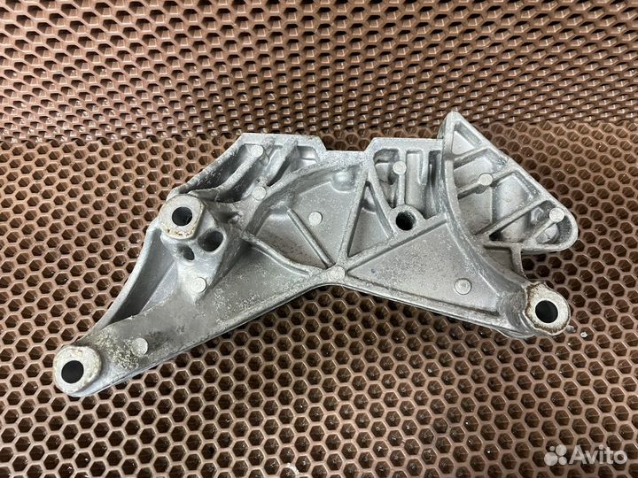 Кронштейн двигателя VAG Gen 3