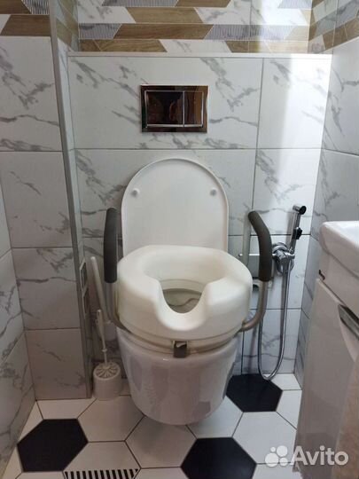 Насадка на унитаз для инвалидов новая