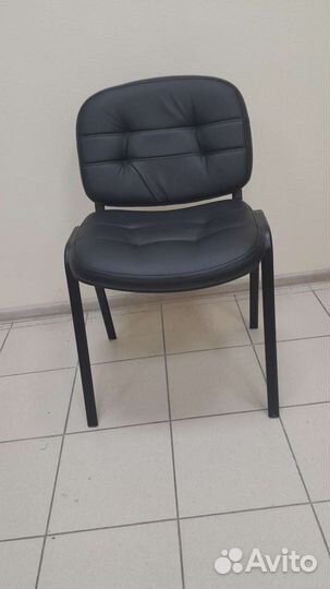 Стул из экокожи чёрного цвета