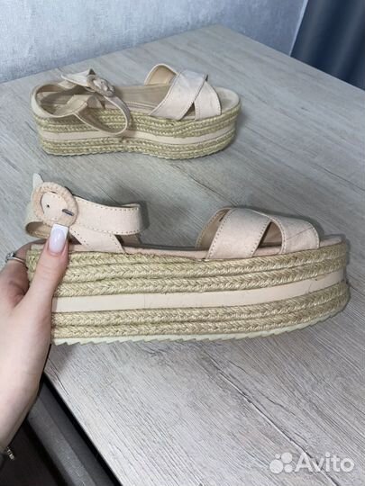 Босоножки женские на танкетке