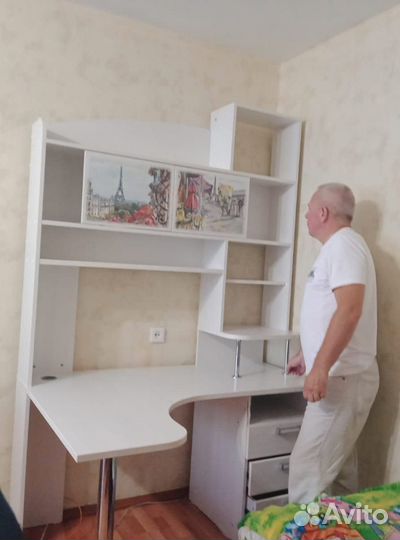 Компьютерный стол белый с ящиками