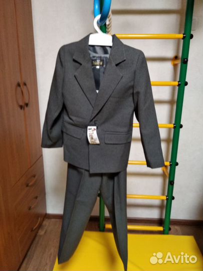 Продаю новый костюм-тройку на мальчика 116-122 р-р