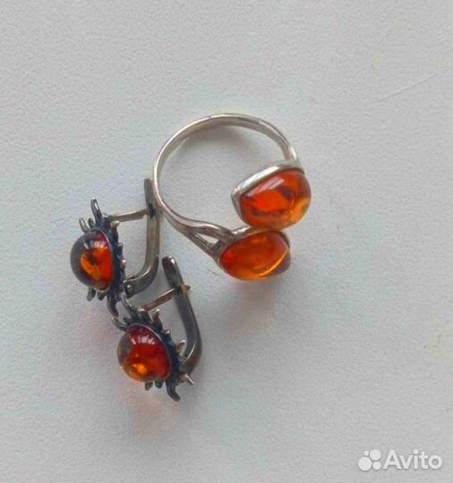 Комплект серебряный с янтарем