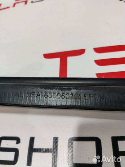 Уплотнитель стекла внутренний двери Tesla Model S