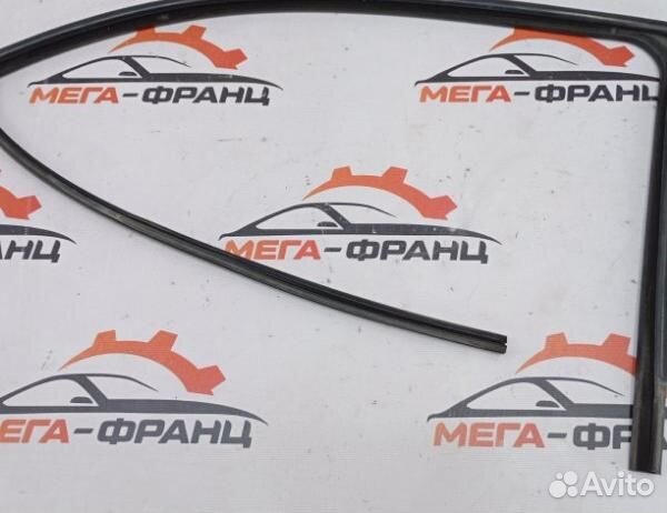 Уплотнитель стекла двери передний левый Peugeot