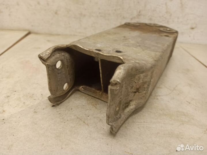 Кронштейн усилителя переднего бампера