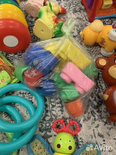 Развивающие игрушки для малыша пакетом