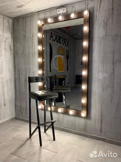 Гримерное зеркало с лампами