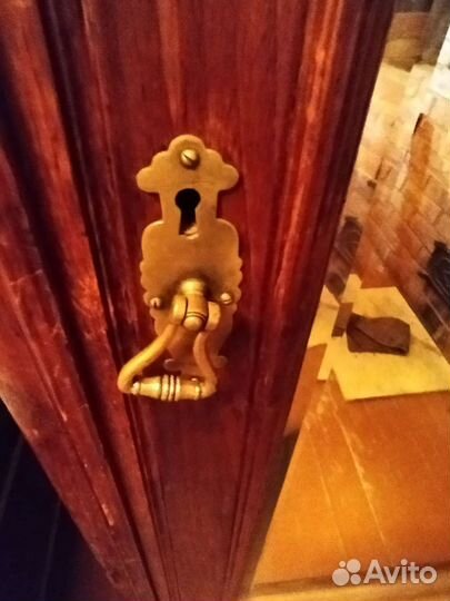 Антикварный платяной шкаф