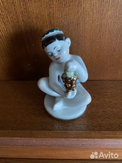 Статуэтка «Узбек с виноградом» лфз