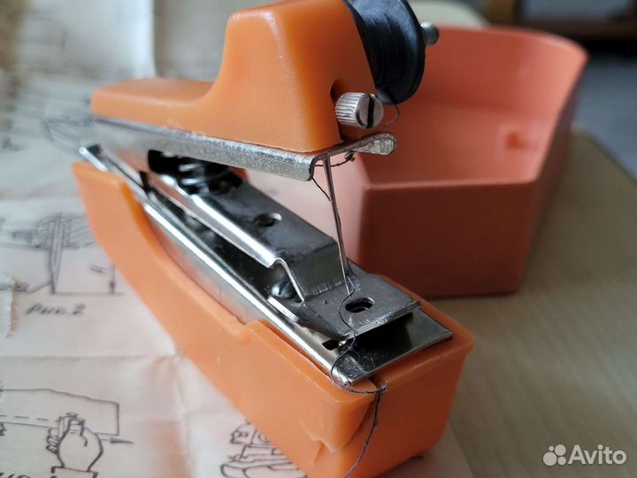 Миниатюрная швейная машинка. Дорожная